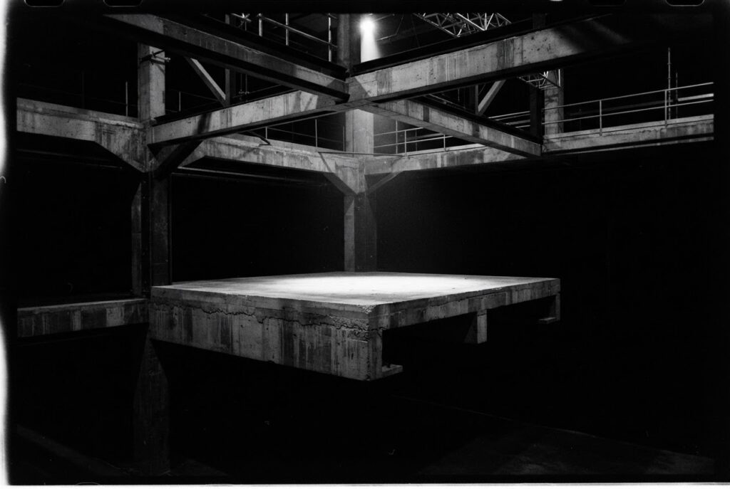 Palco estrutural vazio sob luz dura